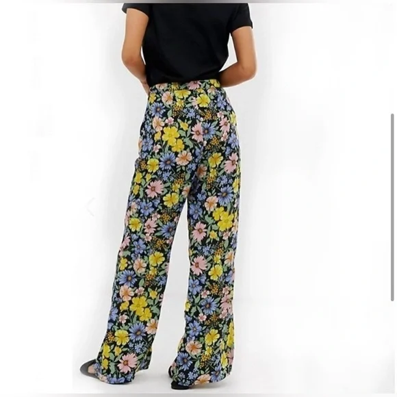 Miss Selfridge Floral Pants - Picture 3 of 13